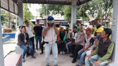Jumat Curhat Bersama Tukang Ojek, Kapolres Prabumulih Bagikan Helm Gratis