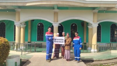Bantu Renovasi Masjid Al Muttaqin Desa Raja, PHRZ 4 Field Adera Serahkan Bantuan Bentuk Kepedulian