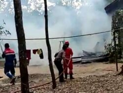 Personel Polsek Prabumulih Barat Bantu Padamkan Api Rumah Warga Anak Petai Terbakar