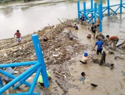 Gotong Royong Bersihkan Sisa Puing Dampak Banjir Bandang Kabupaten Lahat