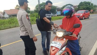 Takjil Gratis dari Polsek RKT, Bagi Warga Melintas
