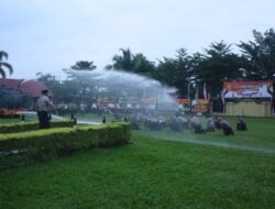 UKP, Puluhan Personel Polres Prabumulih Disemprot Water Canon