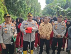 Ajak Warga Muara Sungai Gotong Royong Bersihkan Kampung, Ini Dilakukan Kapolres Prabumulih