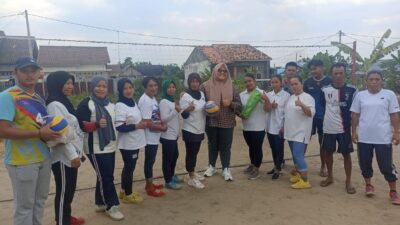 Peduli Warga Majasari, Leoni Arlan Bantu Bola Voli dan Material Bangunan Masjid