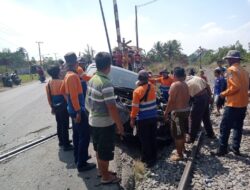 Kapolsek RKT Sebut Mobil Xenia Ringsek, Penumpang Selamat Disambar KA Babaranjang