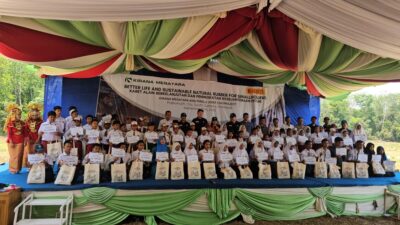 Kirana Permata dan Pirelli Berikan Beasiswa Anak Petani Karet Mitra di Tanjung Raman