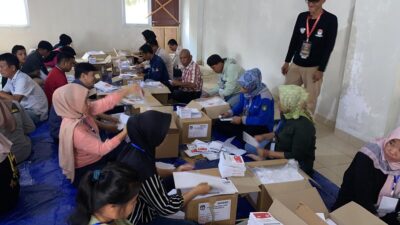 Kerahkan 73 Orang, Sortir dan Lipat Surat Suara Capres dan Cawapres Pemilu 2024