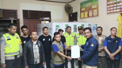 Pastikan Logistik Pemilu 2024 Sampai ke PPS, Personel Polsek Cambai Kawal