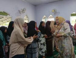 Wakili Cak Arlan, Hj Linda Bukber Jemaah Masjid Al Istiqomah Anak Petai, Bagi Gamis dan Sarung