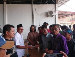 Berbagi Berkah Ramadhan, Cak Arlan Bagikan THR Ribuan Warga di Yard