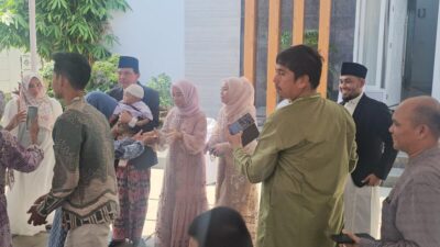 Tidak Lagi Menjabat, Warga Tetap Ramai Sanjo Lebaran di Rumah Ridho Yahya. dr Rissa Ridho, Minal Aidin Wal Faizin Mohon Maaf Lahir Batin