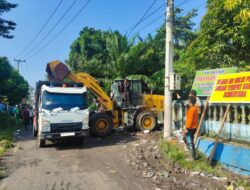 Turunkan Dump Truk dan Backhoe, Cak Arlan Bersihkan Sampah Bersama Warga di Samping SMK PGRI 2 Prabumulih