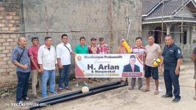 Cak Arlan Bantu Sarana Prasana Voli Buat Warga Karang Jaya