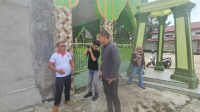 Cak Arlan dan Franky Peduli, Bantu Material Masjid Al Barokah GIB