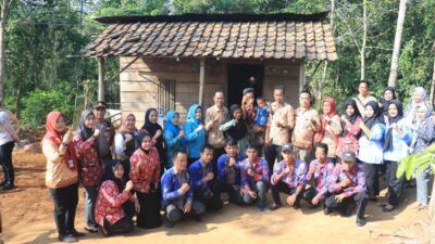 Kelilingi Sambangi Balita Penderita Stunting di Kecamatan RKT, Pj Wako Prabumulih Beri Bantuan Makanan Tambahan Sekaligus Bangun Rumah dan Sanitasi