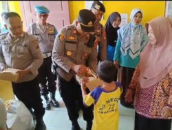 Dukung Program Makan Gratis Prabowo, Polsek Cambai Bagi Makanan Gratis Siswa SDN 72 Khusus Bagi Kurang Mampu dan Anak Yatim