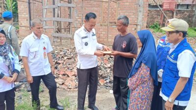 Bantu Korban Kebakaran Cambai, Pj Wako Prabumulih Serahkan Bantuan Uang Rp 10 Juta dan Buffer Stok