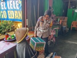 Di Sela-Sela Patroli, Kasat Lantas Polres Prabumulih Beli Dagangan Ibu Penjual Peyek Keliling dan Beri Sembako