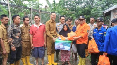 21 Rumah di Desa Tanjung Telanh Diterjang Banjir, PJ Wako Prabumulih Langsung Turun Bersama BPBD Berikan Bantuan