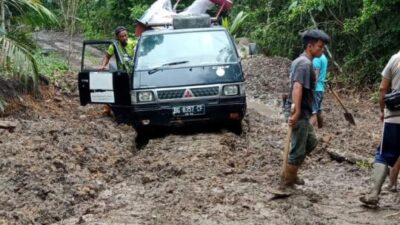 Buka Akses Jalan Masyarakat Pangkul-Kemang, Kades Pangkul Minta Jalan Dibangun Cor Beton