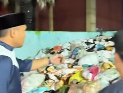 Jawab Keluhan Warga Prabu Jaya, Sampah Menggunung di Belakang Taman Kota. Wawako Prabumulih Langsung Turun, Ajak Pasukan Biru Bersihkan dan Angkut