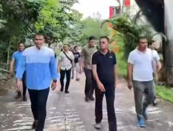 Hari Libur, Cak Arlan dan Bang Franky Tetap Kerja. Tinjau Stadion Talang Djimar, Gunakan Alat Berat Pribadi Lakukan Pembersihan