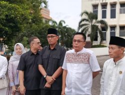 Berkah Ramadhan, Komisi II DPRD Prabumulih Bersama Keluarga Berbagi Takjil Depan Kantornya