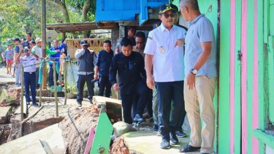 Peduli, Kyai Rohman Turun Lihat Rumah Warga Terdampak Longsor dan Salurkan Bantuan 
