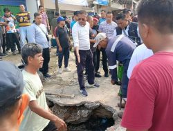 Action Keluhan Masyarakat Selokan, Cak Arlan Pimpin Gotong Royong Pembersihan dan Perbaikan Selokan Mampet di Sudirman Depan Toko 3 Second