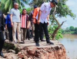 Tinjau Longsor, Wabup Muba Serahkan Bantuan Bagi Warga Desa Kasmaran Babat Toman Terdampak