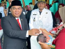Enam Bayi Lahir di Hari Kemerdekaan, Wako Prabumulih Bersama Ketua TP PKK Berikan Cinderamata