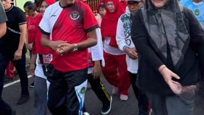 Cak Arlan dan Leoni Meriahkan Jalan Santai Warga di Dusun Prabumulih