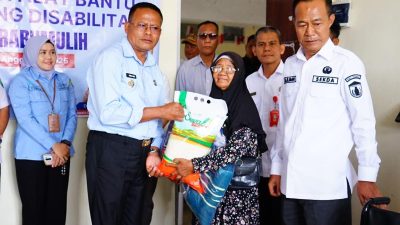 Cak Arlan : Ini Bantuan Gubernur Sumsel Diserahkan Pemkot Prabumulih Bagi Lansia dan Disabilitas