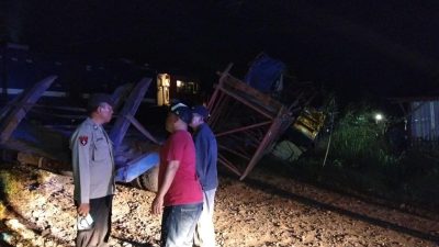 Truk Tronton Tertabrak Kereta Babaranjang di Perlintasan KA Prabumulih Barat, Beruntung Tak Ada Korban Jiwa