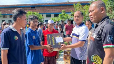 Kalapas Pamekasan Bagikan Kain Sarung kepada 820 Warga Binaan