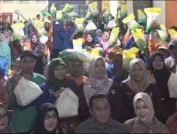 Senyum Para Petugas Kebersihan Warnai Aksi Berbagi IKATRI DPRD Prabumulih