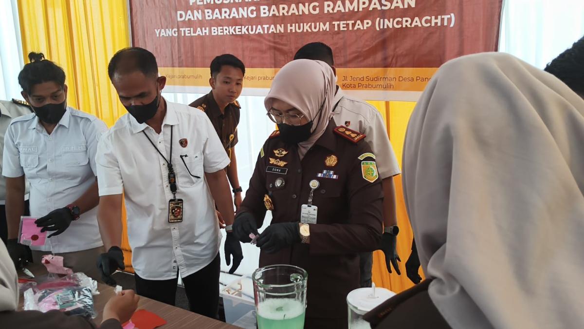 Kajari Prabumulih Blender 87 Paket Sabu dan 34 Butir Ekstasi, Pemusnahan BB  Perkara Telah Inkracht - FAJARSUMSEL.COM