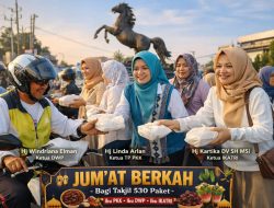 Jumat Berkah, PKK, DWP, dan Ikatri Bagi 530 Takjil di Depan Tugu Patung Kuda