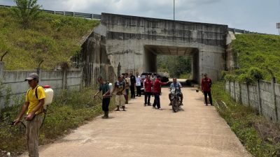 Gotong Royong Warga, Akses Jalan Desa Talang Batu Dibersihkan Sepanjang 6 Kilometer