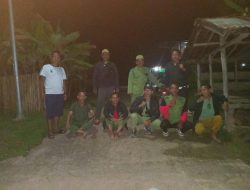Patroli Malam Linmas, Kades Tanjung Menang Pastikan Keamanan Warga Tetap Kondusif