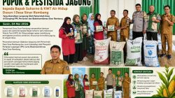 Pemdes Sinar Rambang Serahkan Bantuan Pupuk dan Pestisida untuk Petani Jagung